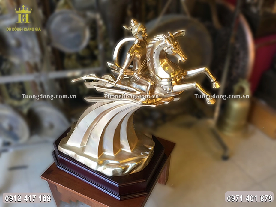 Hình ảnh nhìn nghiêng của bức tượng đồng